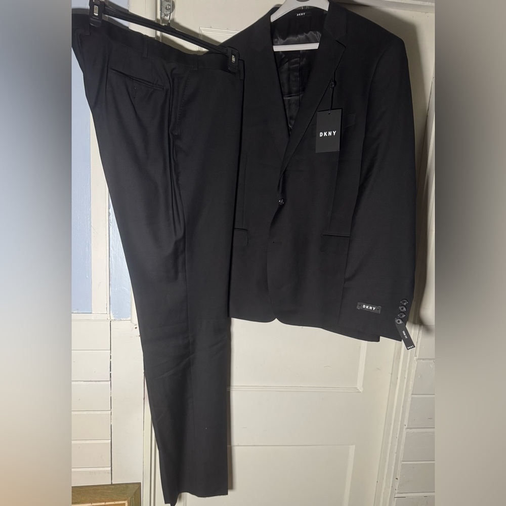 DKNY Men's Black 2 pc Suit Coat Pants Set, Blazer & Slacks, 46Reg 39-41waist NWT - Picture 3 of 9